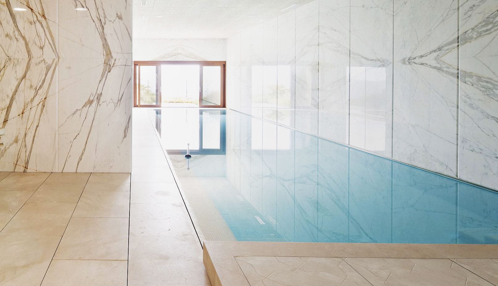 piscina-interio-marmol-calacatta